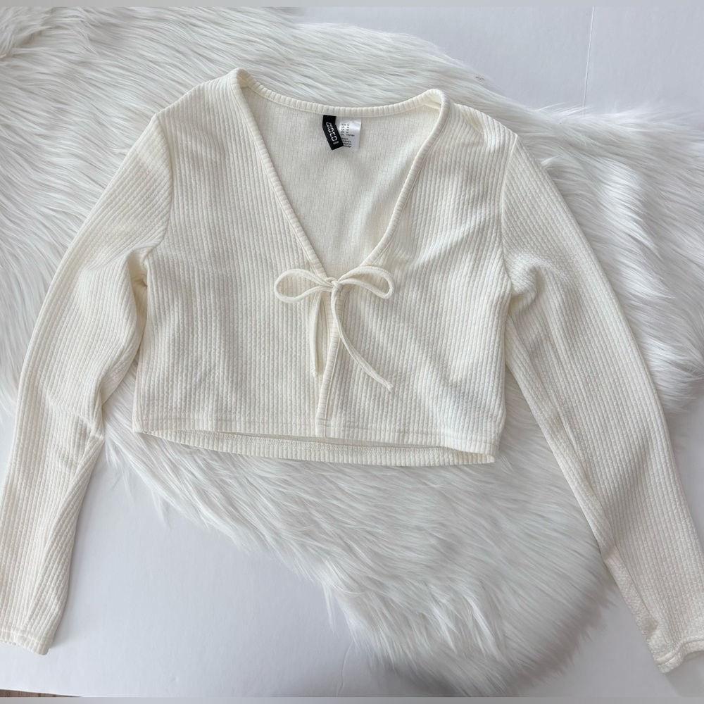 H&M cream white long sleeve cropped tie top size medium